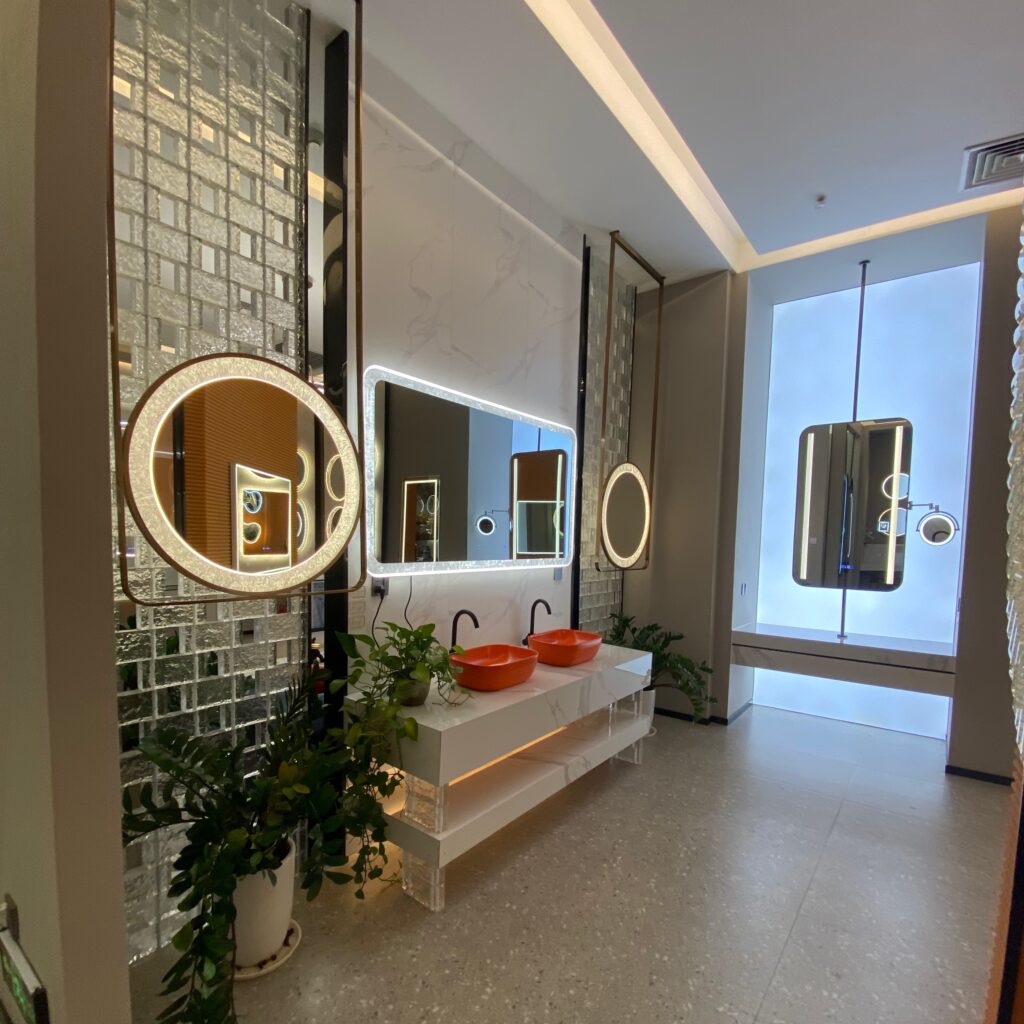 Illuminated mirror Showroom